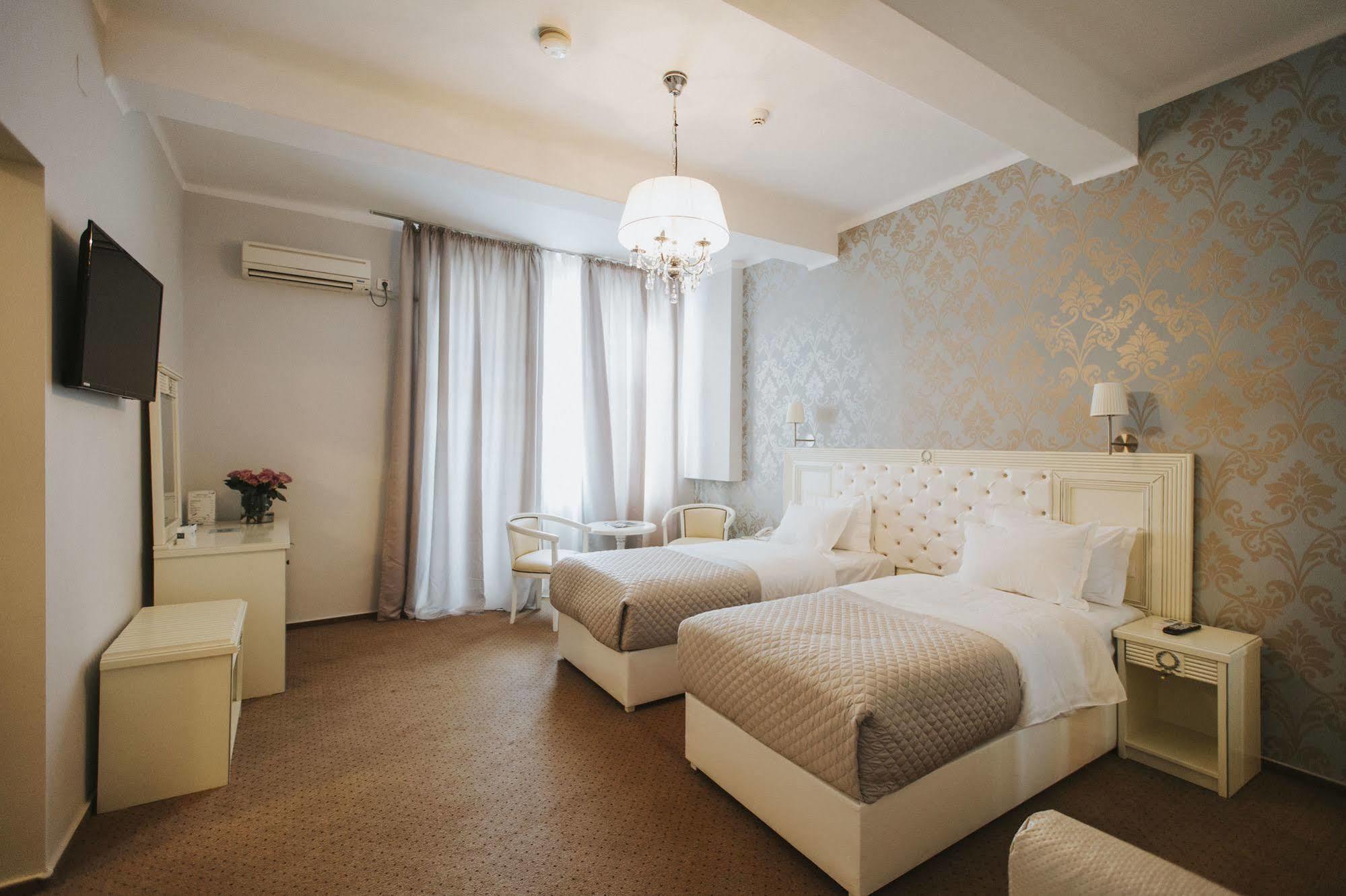 Vila Cornelia Hotel Букурещ Екстериор снимка